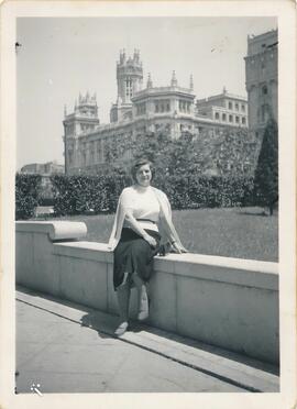 Carmen Sevillano Abad delante de la Casa de Correos de Madrid