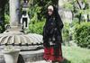 Nadja de pie en el centro del Jardín de Sebastian Jiménez